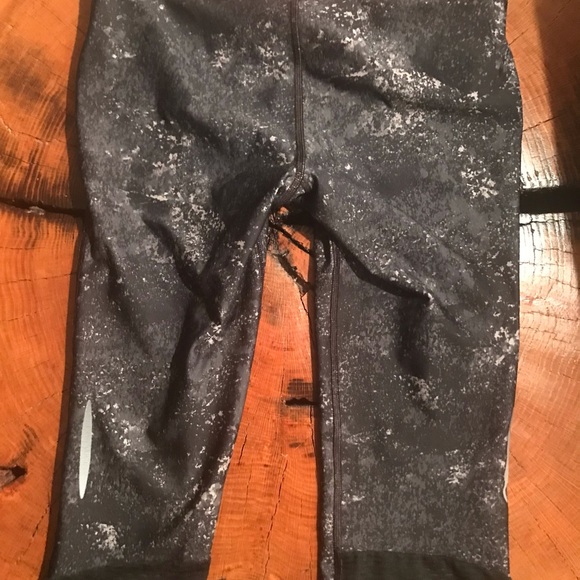 Under Armour Crop Leggings - Picture 8 of 9